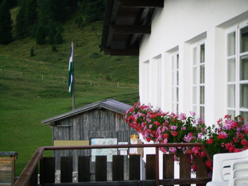 Rifugio Gardeccia Hutte Hotel Pozza di Fassa Exterior photo
