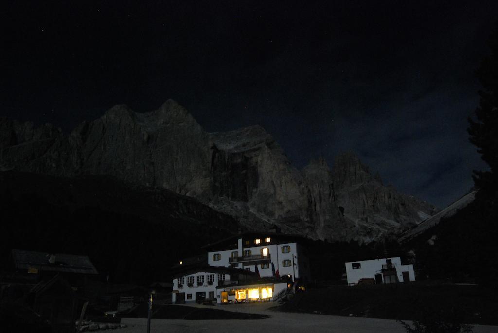 Rifugio Gardeccia Hutte Hotel Pozza di Fassa Exterior photo